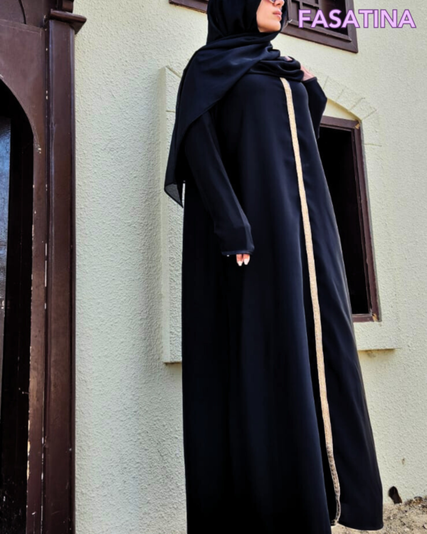 Conservative fashion in Dubai: handmade black abaya with luxurious Japanese crepe fabric for an elegant summer look